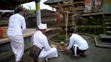 Tabanan, Bali, Endonezya 23 Ekim 2024: Jatiluwih cemaati üyeleri geleneksel bir Bali Hindu töreni sırasında Sri Rambut Tapınağı 'nda ibadet ederek refah tanrısını ruhani bağlılıkla onurlandırdılar..