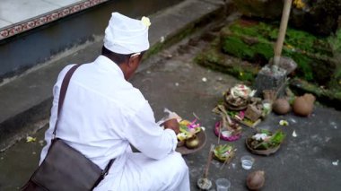 Tabanan, Bali, Endonezya 23 Ekim 2024: Jatiluwih cemaati üyeleri geleneksel bir Bali Hindu töreni sırasında Sri Rambut Tapınağı 'nda ibadet ederek refah tanrısını ruhani bağlılıkla onurlandırdılar..