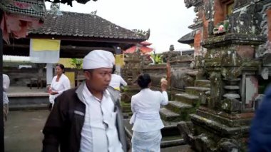 Tabanan, Bali, Endonezya 23 Ekim 2024: Jatiluwih cemaati üyeleri geleneksel bir Bali Hindu töreni sırasında Sri Rambut Tapınağı 'nda ibadet ederek refah tanrısını ruhani bağlılıkla onurlandırdılar..
