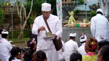 Tabanan, Bali, Endonezya 23 Ekim 2024: Jatiluwih cemaati üyeleri geleneksel bir Bali Hindu töreni sırasında Sri Rambut Tapınağı 'nda ibadet ederek refah tanrısını ruhani bağlılıkla onurlandırdılar..