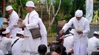 Tabanan, Bali, Endonezya 23 Ekim 2024: Jatiluwih cemaati üyeleri geleneksel bir Bali Hindu töreni sırasında Sri Rambut Tapınağı 'nda ibadet ederek refah tanrısını ruhani bağlılıkla onurlandırdılar..