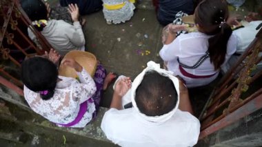 Tabanan, Bali, Endonezya 23 Ekim 2024: Jatiluwih cemaati üyeleri geleneksel bir Bali Hindu töreni sırasında Sri Rambut Tapınağı 'nda ibadet ederek refah tanrısını ruhani bağlılıkla onurlandırdılar..