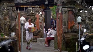 Tabanan, Bali, Endonezya 23 Ekim 2024: Jatiluwih cemaati üyeleri geleneksel bir Bali Hindu töreni sırasında Sri Rambut Tapınağı 'nda ibadet ederek refah tanrısını ruhani bağlılıkla onurlandırdılar..