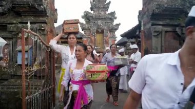 Tabanan, Bali, Endonezya 23 Ekim 2024: Jatiluwih cemaati üyeleri geleneksel bir Bali Hindu töreni sırasında Sri Rambut Tapınağı 'nda ibadet ederek refah tanrısını ruhani bağlılıkla onurlandırdılar..