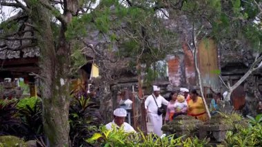 Tabanan, Bali, Endonezya 23 Ekim 2024: Jatiluwih cemaati üyeleri geleneksel bir Bali Hindu töreni sırasında Sri Rambut Tapınağı 'nda ibadet ederek refah tanrısını ruhani bağlılıkla onurlandırdılar..