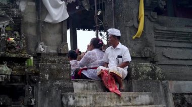 Tabanan, Bali, Endonezya 23 Ekim 2024: Jatiluwih cemaati üyeleri geleneksel bir Bali Hindu töreni sırasında Sri Rambut Tapınağı 'nda ibadet ederek refah tanrısını ruhani bağlılıkla onurlandırdılar..