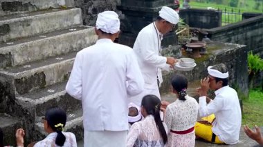 Tabanan, Bali, Endonezya 23 Ekim 2024: Jatiluwih cemaati üyeleri geleneksel bir Bali Hindu töreni sırasında Sri Rambut Tapınağı 'nda ibadet ederek refah tanrısını ruhani bağlılıkla onurlandırdılar..