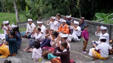 Tabanan, Bali, Endonezya 23 Ekim 2024: Jatiluwih cemaati üyeleri geleneksel bir Bali Hindu töreni sırasında Sri Rambut Tapınağı 'nda ibadet ederek refah tanrısını ruhani bağlılıkla onurlandırdılar..