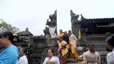 Tabanan, Bali, Endonezya 23 Ekim 2024: Jatiluwih cemaati üyeleri geleneksel bir Bali Hindu töreni sırasında Sri Rambut Tapınağı 'nda ibadet ederek refah tanrısını ruhani bağlılıkla onurlandırdılar..