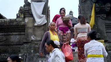 Tabanan, Bali, Endonezya 23 Ekim 2024: Jatiluwih cemaati üyeleri geleneksel bir Bali Hindu töreni sırasında Sri Rambut Tapınağı 'nda ibadet ederek refah tanrısını ruhani bağlılıkla onurlandırdılar..