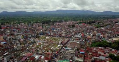 Kuzey Sumatra, Endonezya 'daki Karo Regency' nin başkenti Kabanjahe 'nin hava manzarası, yapılandırılmış konutları ve doğal çevresi olan dağlık bir bölgede kurulu bir kentsel manzarayı gözler önüne seriyor..