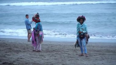 Bali Endonezya, 18 Ağustos 2023 plajında yürüyen bir grup insan