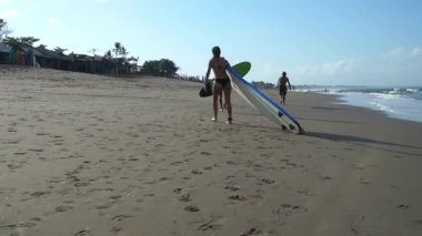 Canggu, Bali Barat, Endonezya - 18 Ağustos 2023: Uluslararası sörfçülerin sabah ve akşam sörf oturumları için tercih ettikleri Bali 'de popüler bir plaj.