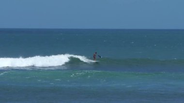 Canggu, Bali Barat, Endonezya - 18 Ağustos 2023: Uluslararası sörfçülerin sabah ve akşam sörf oturumları için tercih ettikleri Bali 'de popüler bir plaj.