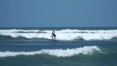 Canggu, Bali Barat, Endonezya - 18 Ağustos 2023: Uluslararası sörfçülerin sabah ve akşam sörf oturumları için tercih ettikleri Bali 'de popüler bir plaj.