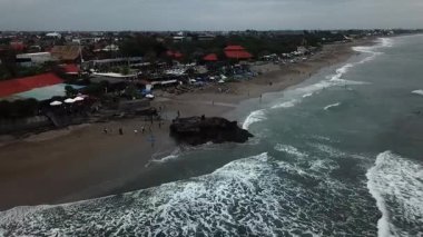 Bali 'yi ziyaret eden sörfçüler ve turistler arasında en popüler plajlardan biri olan Batu Bolong Sahili' nin havadan görünüşü.