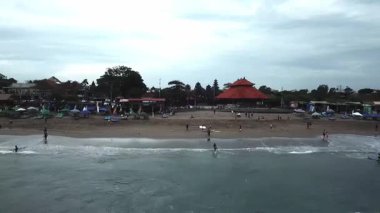 Bali 'yi ziyaret eden sörfçüler ve turistler arasında en popüler plajlardan biri olan Batu Bolong Sahili' nin havadan görünüşü.