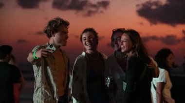 Canggu, Bali Barat, Endonezya - 18 Ağustos 2023: Canggu, Bali 'deki Batu Bolong Plajı' nda Sanbar tarafından düzenlenen bir plaj etkinliği sırasında canlı DJ müziği eşliğinde dans eden turistler.