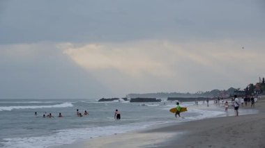 Canggu, Bali Barat, Endonezya - 18 Ağustos 2023: Uluslararası sörfçülerin sabah ve akşam sörf oturumları için tercih ettikleri Bali 'de popüler bir plaj.