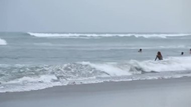 Canggu, Bali Barat, Endonezya - 18 Ağustos 2023: Uluslararası sörfçülerin sabah ve akşam sörf oturumları için tercih ettikleri Bali 'de popüler bir plaj.