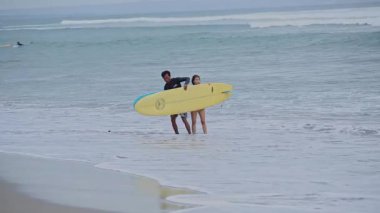 Canggu, Bali Barat, Endonezya - 18 Ağustos 2023: Uluslararası sörfçülerin sabah ve akşam sörf oturumları için tercih ettikleri Bali 'de popüler bir plaj.