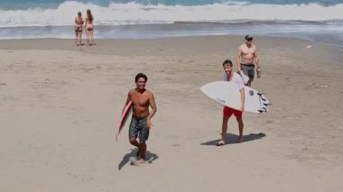 Canggu, Bali Barat, Endonezya - 18 Ağustos 2023: Uluslararası sörfçülerin sabah ve akşam sörf oturumları için tercih ettikleri Bali 'de popüler bir plaj.