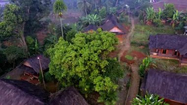 Kasepuhan Pasir Eurih, Banten 'deki geleneksel köy evlerinin hava görüntüsü, sabah ışığında yerel kültür ve doğa arasındaki uyumu gösteriyor..