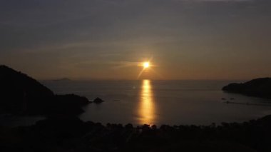 Labuan Bajo, Doğu Nusa Tenggara, Endonezya 'nın havadan görünüşü, Sylvia Hill' den ele geçirilen, kıyı güzelliği, tepe arazisi ve altın öğleden sonra ışığı..