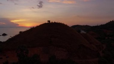 Labuan Bajo, Doğu Nusa Tenggara, Endonezya 'nın havadan görünüşü, Sylvia Hill' den ele geçirilen, kıyı güzelliği, tepe arazisi ve altın öğleden sonra ışığı..