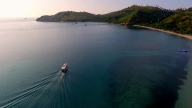 Labuan Bajo, Doğu Nusa Tenggara, Endonezya 'nın havadan görünüşü, Sylvia Hill' den ele geçirilen, kıyı güzelliği, tepe arazisi ve altın öğleden sonra ışığı..