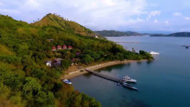 Labuan Bajo, Doğu Nusa Tenggara, Endonezya 'nın havadan görünüşü, Sylvia Hill' den ele geçirilen, kıyı güzelliği, tepe arazisi ve altın öğleden sonra ışığı..