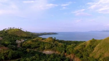 Labuan Bajo, Doğu Nusa Tenggara, Endonezya 'nın havadan görünüşü, Sylvia Hill' den ele geçirilen, kıyı güzelliği, tepe arazisi ve altın öğleden sonra ışığı..