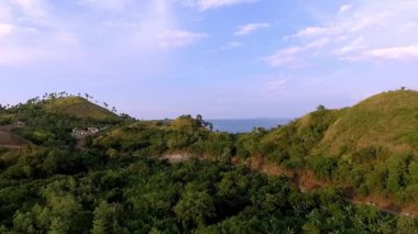 Labuan Bajo, Doğu Nusa Tenggara, Endonezya 'nın havadan görünüşü, Sylvia Hill' den ele geçirilen, kıyı güzelliği, tepe arazisi ve altın öğleden sonra ışığı..