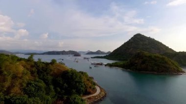 Labuan Bajo, Doğu Nusa Tenggara, Endonezya 'nın havadan görünüşü, Sylvia Hill' den ele geçirilen, kıyı güzelliği, tepe arazisi ve altın öğleden sonra ışığı..