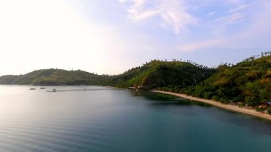 Labuan Bajo, Doğu Nusa Tenggara, Endonezya 'nın havadan görünüşü, Sylvia Hill' den ele geçirilen, kıyı güzelliği, tepe arazisi ve altın öğleden sonra ışığı..