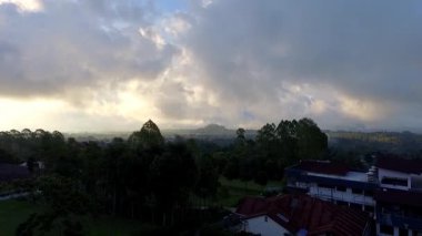 Manggarai, Doğu Nusa Tenggara, Endonezya 'daki Ruteng kasabasının hava görüntüsü, sabahın erken saatlerinde dağ arkaplanı ve yoğun yerleşim alanları ile yakalandı..