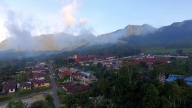 Manggarai, Doğu Nusa Tenggara, Endonezya 'daki Ruteng kasabasının hava görüntüsü, sabahın erken saatlerinde dağ arkaplanı ve yoğun yerleşim alanları ile yakalandı..