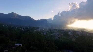 Manggarai, Doğu Nusa Tenggara, Endonezya 'daki Ruteng kasabasının hava görüntüsü, sabahın erken saatlerinde dağ arkaplanı ve yoğun yerleşim alanları ile yakalandı..