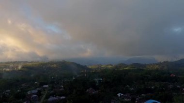 Manggarai, Doğu Nusa Tenggara, Endonezya 'daki Ruteng kasabasının hava görüntüsü, sabahın erken saatlerinde dağ arkaplanı ve yoğun yerleşim alanları ile yakalandı..