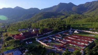 Manggarai, Doğu Nusa Tenggara, Endonezya 'daki Ruteng kasabasının hava görüntüsü, sabahın erken saatlerinde dağ arkaplanı ve yoğun yerleşim alanları ile yakalandı..