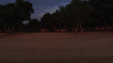 Labuan Bajo, Doğu Nusa Tenggara, Endonezya 'nın havadan görünüşü, Sylvia Hill' den ele geçirilen, kıyı güzelliği, tepe arazisi ve altın öğleden sonra ışığı..