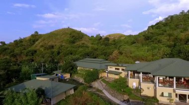 Labuan Bajo, Doğu Nusa Tenggara, Endonezya 'nın havadan görünüşü, Sylvia Hill' den ele geçirilen, kıyı güzelliği, tepe arazisi ve altın öğleden sonra ışığı..