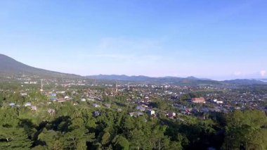Manggarai, Doğu Nusa Tenggara, Endonezya 'daki Ruteng kasabasının hava görüntüsü, sabahın erken saatlerinde dağ arkaplanı ve yoğun yerleşim alanları ile yakalandı..