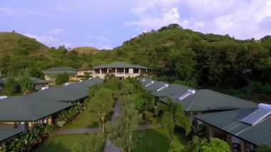 Labuan Bajo, Doğu Nusa Tenggara, Endonezya 'nın havadan görünüşü, Sylvia Hill' den ele geçirilen, kıyı güzelliği, tepe arazisi ve altın öğleden sonra ışığı..