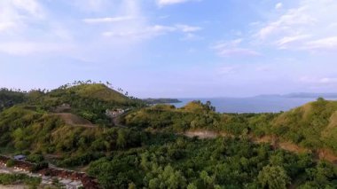 Labuan Bajo, Doğu Nusa Tenggara, Endonezya 'nın havadan görünüşü, Sylvia Hill' den ele geçirilen, kıyı güzelliği, tepe arazisi ve altın öğleden sonra ışığı..