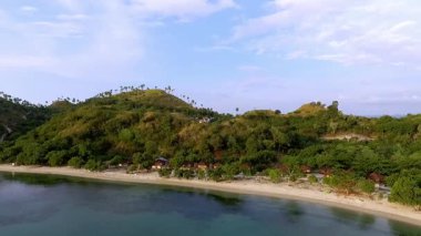 Labuan Bajo, Doğu Nusa Tenggara, Endonezya 'nın havadan görünüşü, Sylvia Hill' den ele geçirilen, kıyı güzelliği, tepe arazisi ve altın öğleden sonra ışığı..