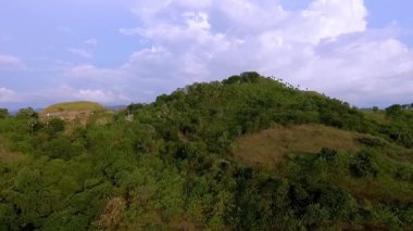 Labuan Bajo, Doğu Nusa Tenggara, Endonezya 'nın havadan görünüşü, Sylvia Hill' den ele geçirilen, kıyı güzelliği, tepe arazisi ve altın öğleden sonra ışığı..