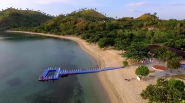 Labuan Bajo, Doğu Nusa Tenggara, Endonezya 'nın havadan görünüşü, Sylvia Hill' den ele geçirilen, kıyı güzelliği, tepe arazisi ve altın öğleden sonra ışığı..