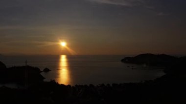 Labuan Bajo, Doğu Nusa Tenggara, Endonezya 'nın havadan görünüşü, Sylvia Hill' den ele geçirilen, kıyı güzelliği, tepe arazisi ve altın öğleden sonra ışığı..