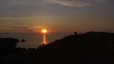 Labuan Bajo, Doğu Nusa Tenggara, Endonezya 'nın havadan görünüşü, Sylvia Hill' den ele geçirilen, kıyı güzelliği, tepe arazisi ve altın öğleden sonra ışığı..